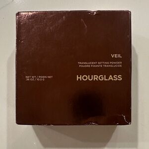 Hourglass Veil Setting Powder in Translucent Deep